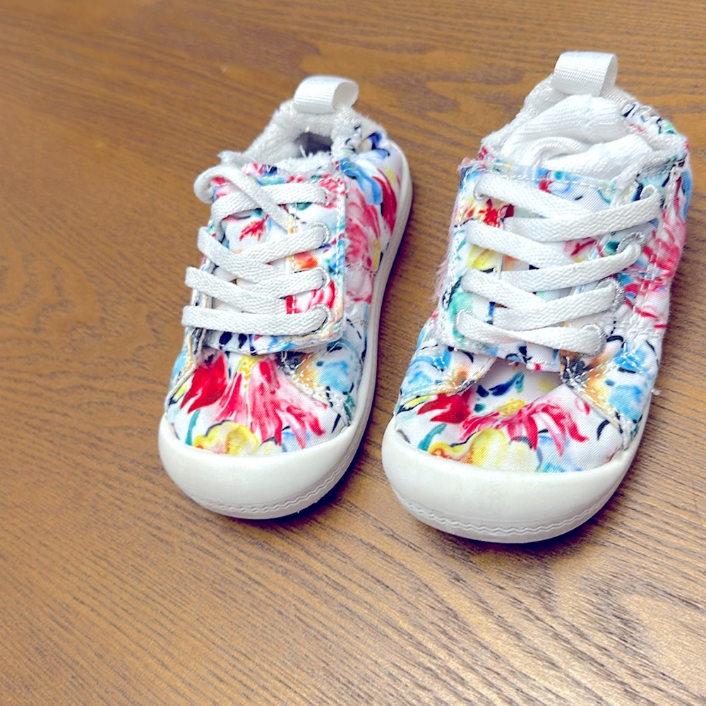 Size 7 toddler girls tennis shoe.